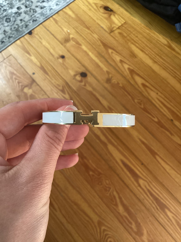 White bracelet-alli